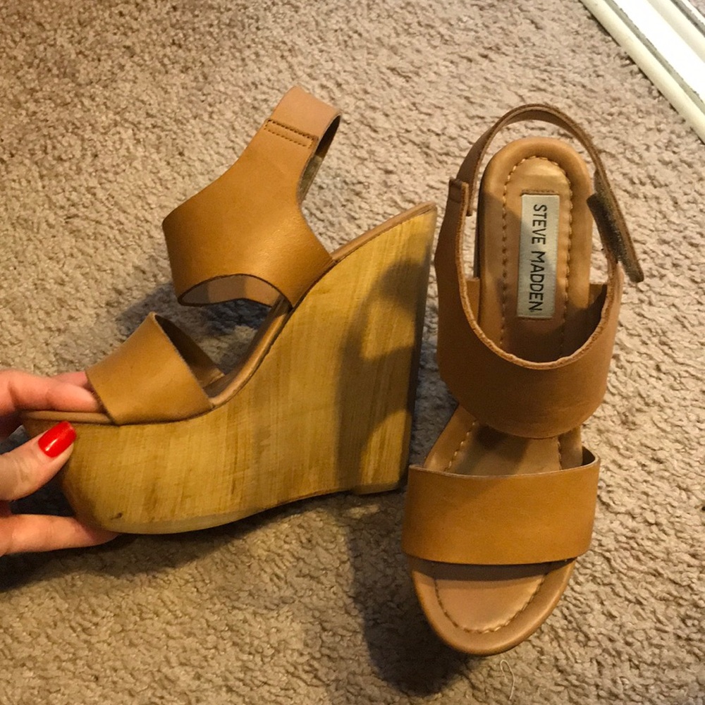 Steve Madden tan wedges